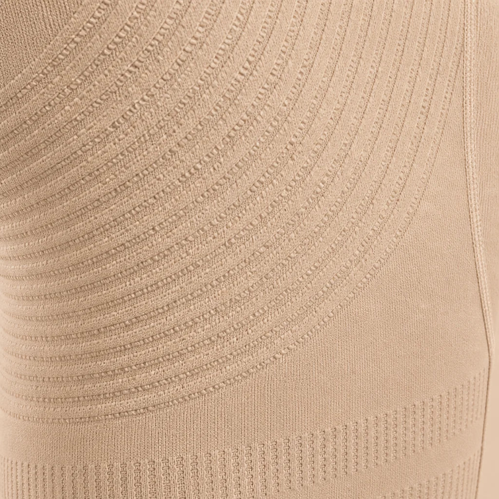 Gros plan sur la maille en relief, coloris beige