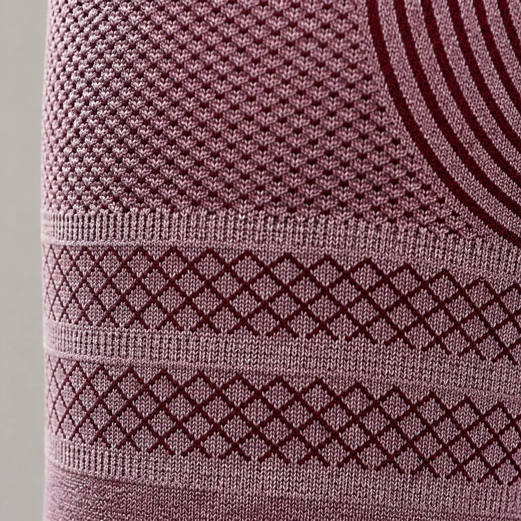 Gros plan sur la maille en relief, coloris violet rosé